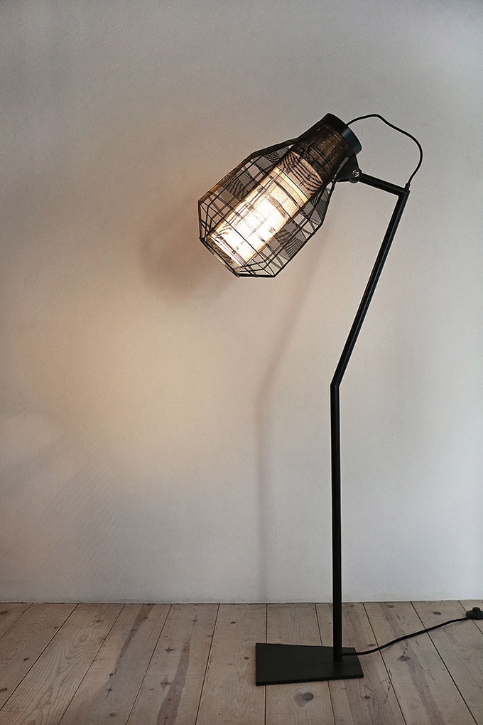 夏に最適なワイヤー照明