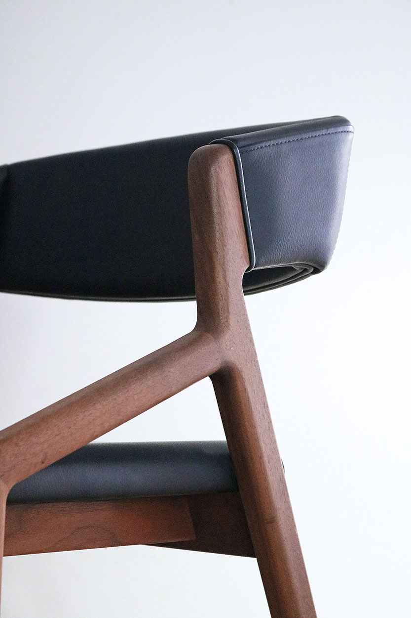 背もたれ付きアームチェア