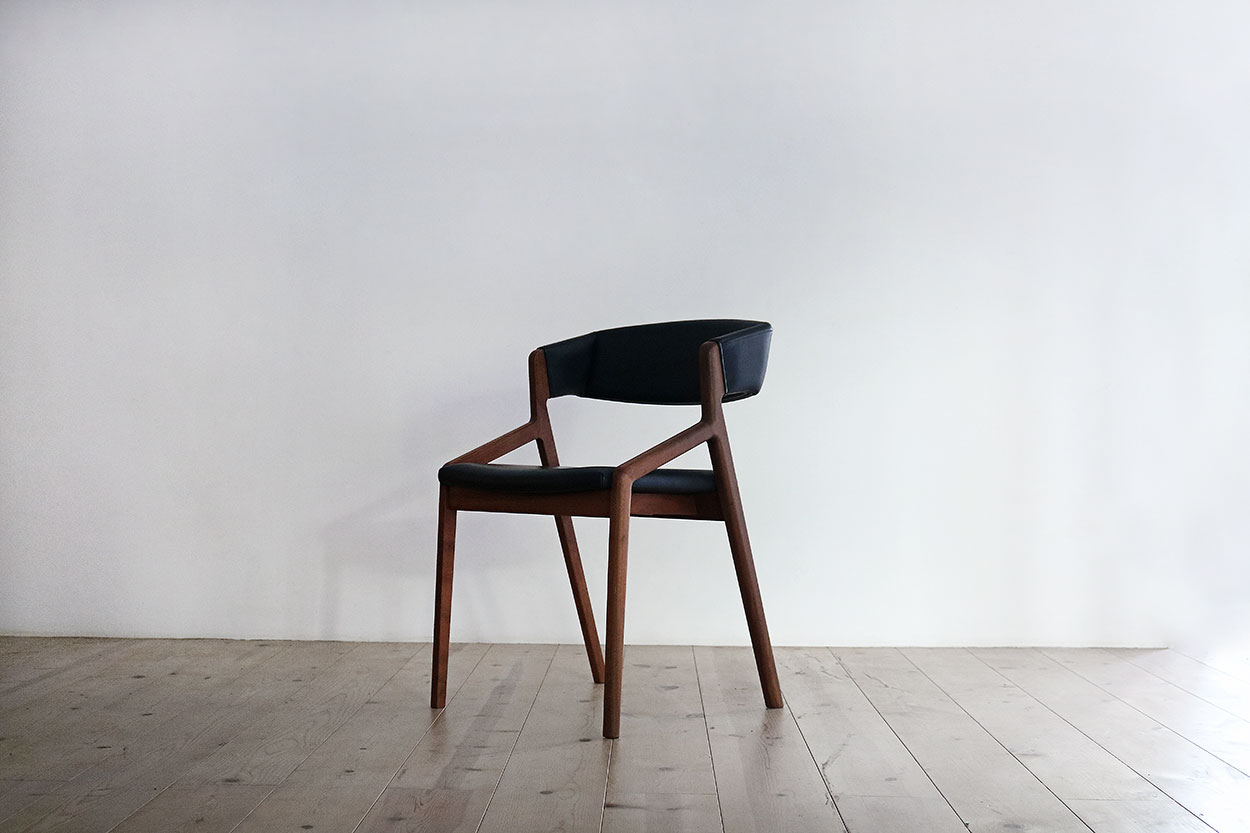 背もたれ付きアームチェア