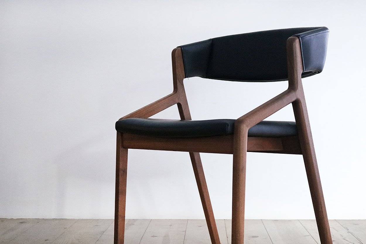 背もたれ付きアームチェア