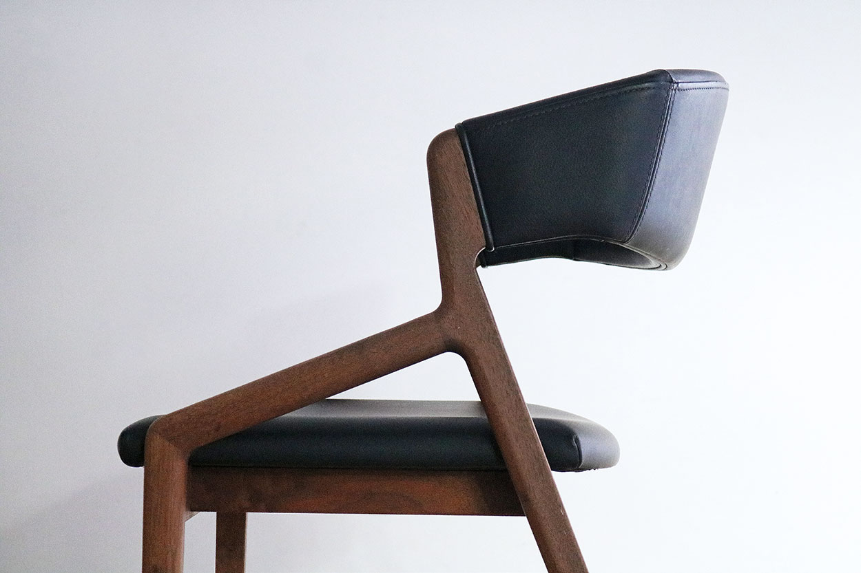 背もたれ付きアームチェア