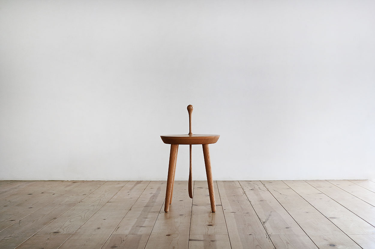 木のスツール