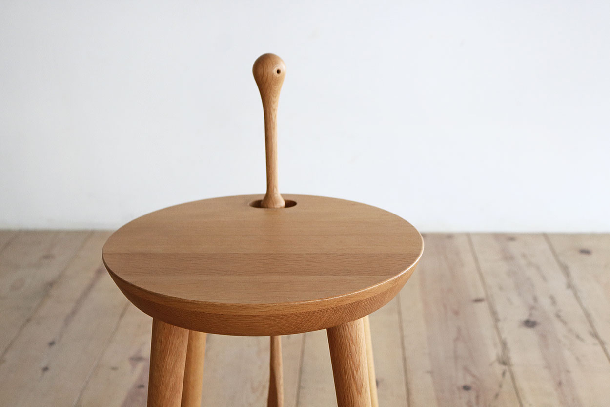 木のスツール