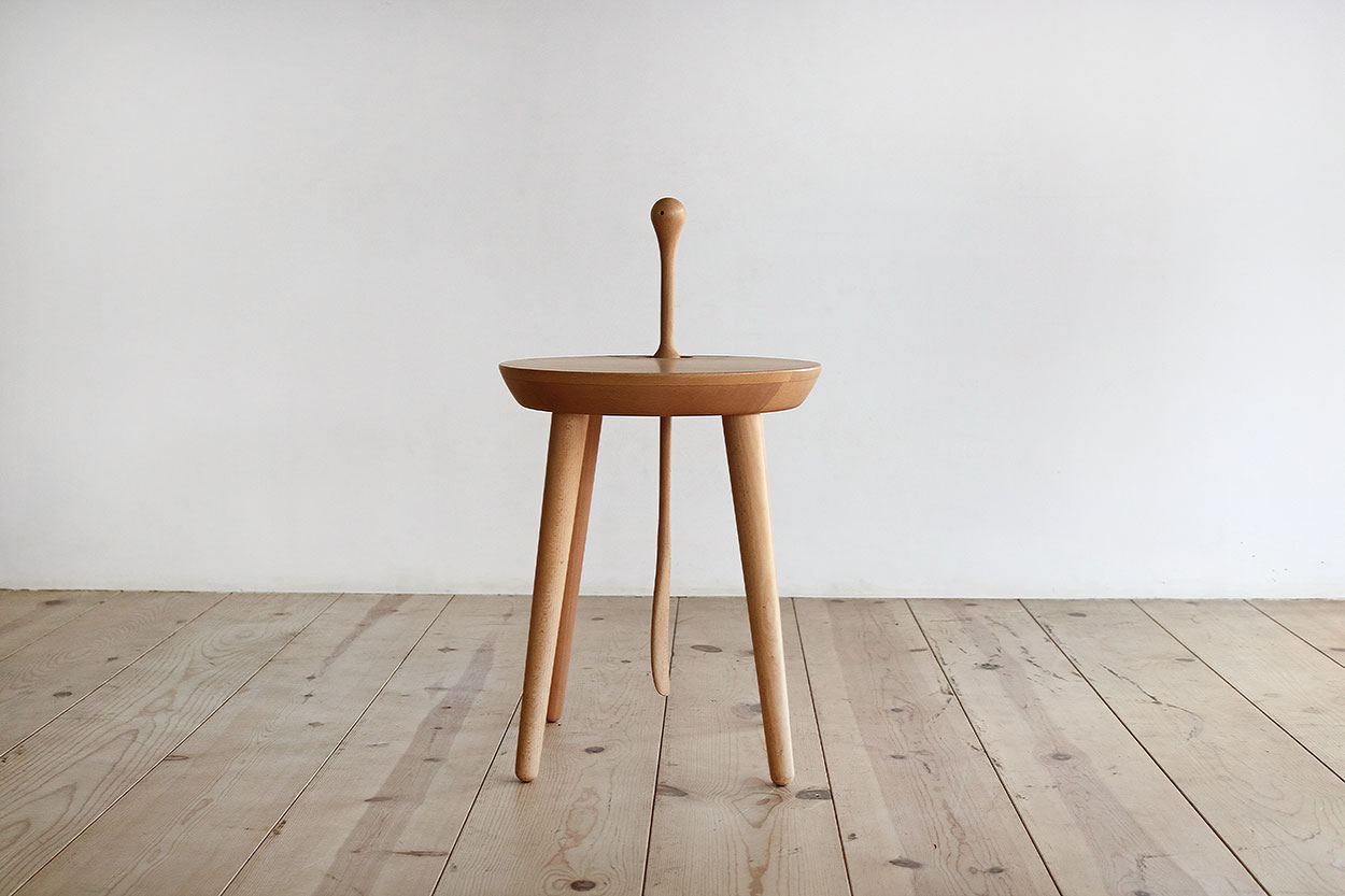 木のスツール