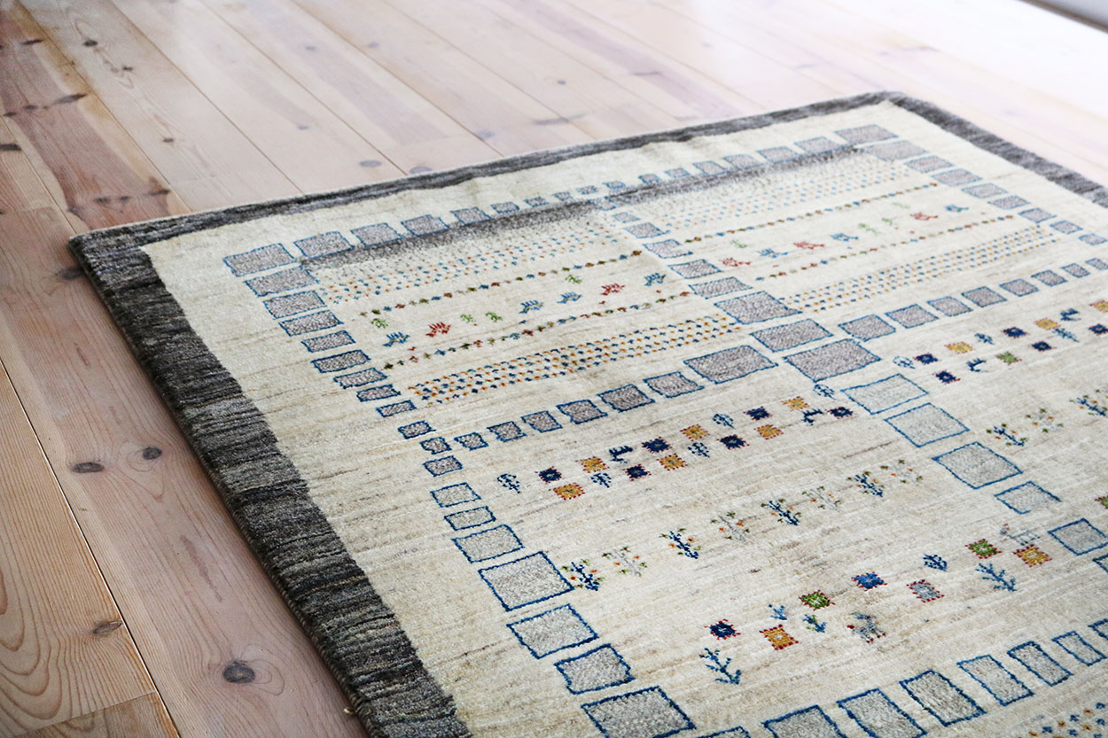 原毛幸せの窓ギャッベ