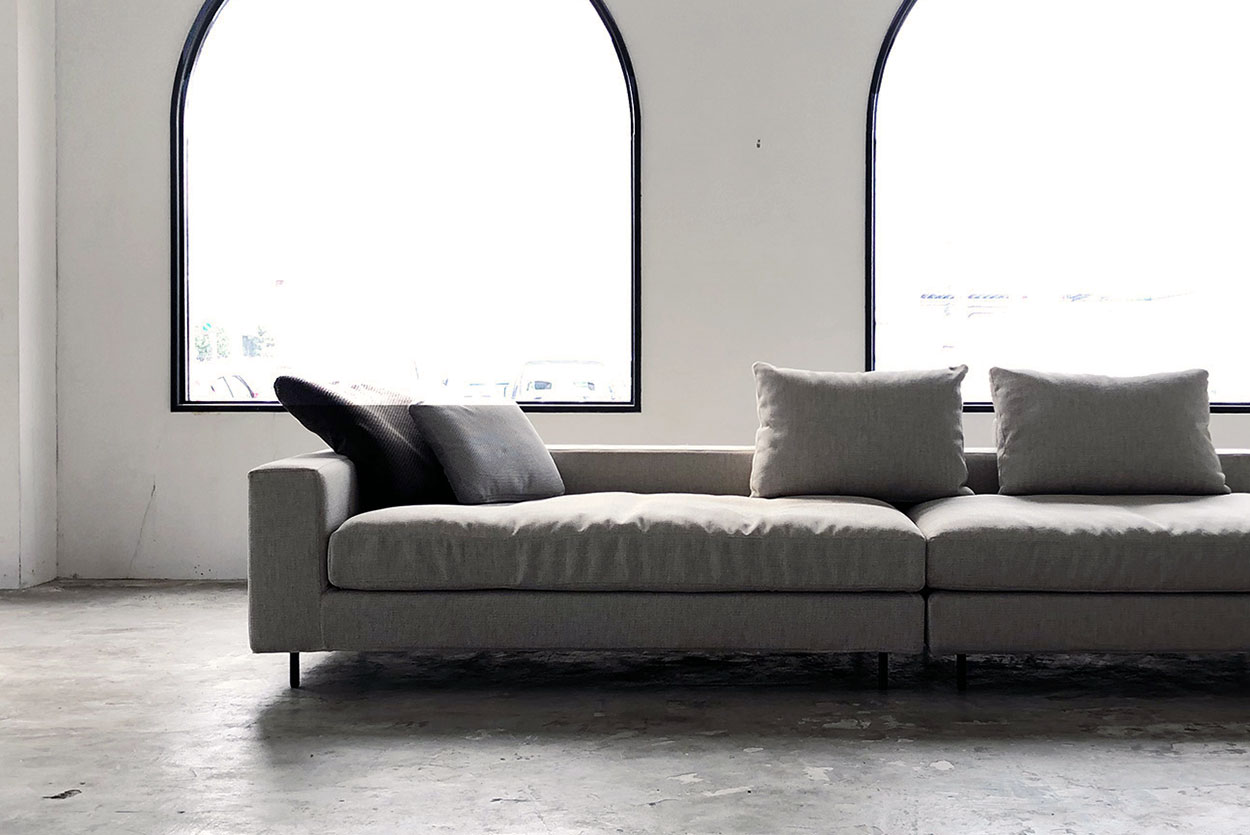 奥行き深いソファ