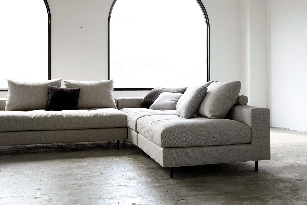 奥行き深いソファ