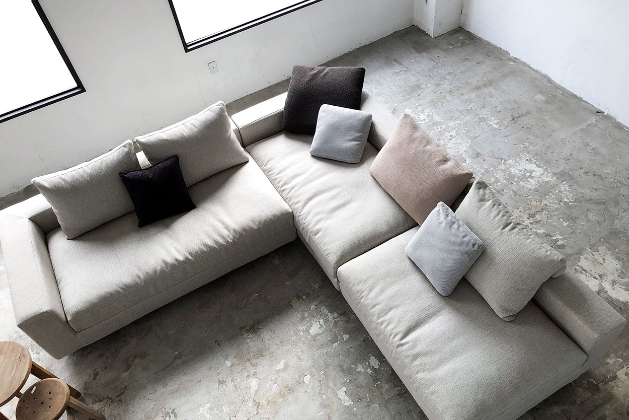 奥行き深いソファ