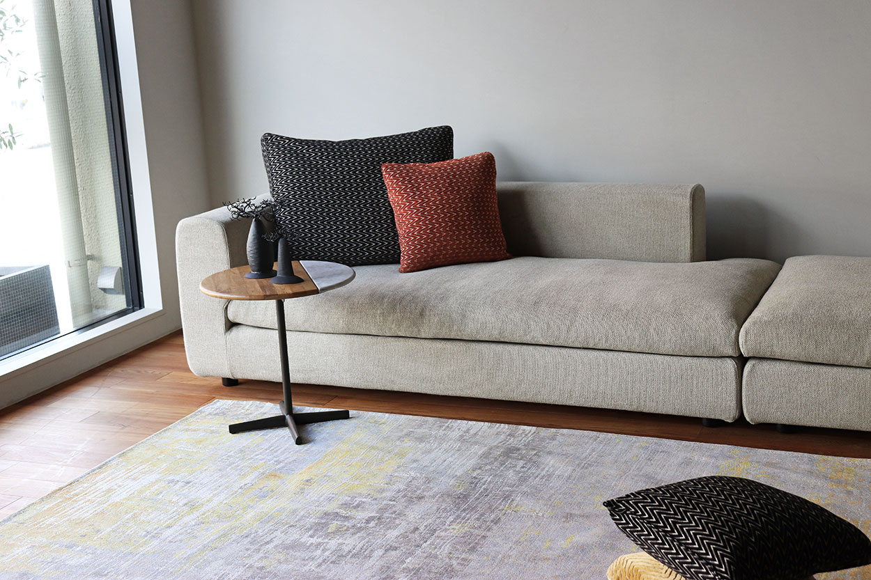 奥行き深いソファ